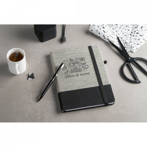 ROUSSEAU II. Caderno A5 de capa dura em palha e algod&atilde;o canvas, com p&aacute;ginas pautadas