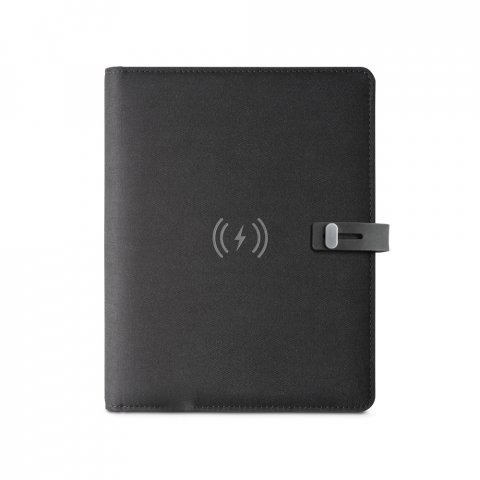 ELEVATE A5 FOLDER. Pasta A5 em 300D poli&eacute;ster 100% reciclado com carregador por indu&ccedil;&atilde;o embutido (5.000 mAh) e bloco com p&aacute;ginas pautadas - Preto