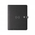 ELEVATE A5 FOLDER. Pasta A5 em 300D poli&eacute;ster 100% reciclado com carregador por indu&ccedil;&atilde;o embutido (5.000 mAh) e bloco com p&aacute;ginas pautadas - Preto