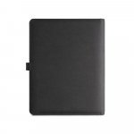ELEVATE A5 FOLDER. Pasta A5 em 300D poli&eacute;ster 100% reciclado com carregador por indu&ccedil;&atilde;o embutido (5.000 mAh) e bloco com p&aacute;ginas pautadas - Preto