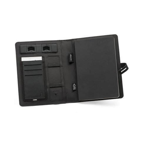 ELEVATE A5 FOLDER. Pasta A5 em 300D poli&eacute;ster 100% reciclado com carregador por indu&ccedil;&atilde;o embutido (5.000 mAh) e bloco com p&aacute;ginas pautadas - Preto