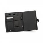 ELEVATE A5 FOLDER. Pasta A5 em 300D poli&eacute;ster 100% reciclado com carregador por indu&ccedil;&atilde;o embutido (5.000 mAh) e bloco com p&aacute;ginas pautadas - Preto