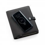 ELEVATE A5 FOLDER. Pasta A5 em 300D poli&eacute;ster 100% reciclado com carregador por indu&ccedil;&atilde;o embutido (5.000 mAh) e bloco com p&aacute;ginas pautadas - Preto