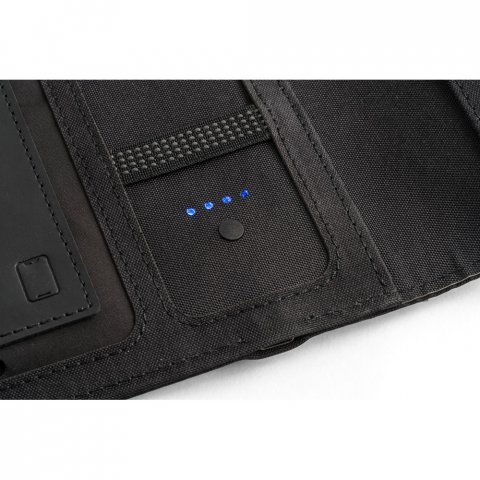 ELEVATE A5 FOLDER. Pasta A5 em 300D poli&eacute;ster 100% reciclado com carregador por indu&ccedil;&atilde;o embutido (5.000 mAh) e bloco com p&aacute;ginas pautadas - Preto