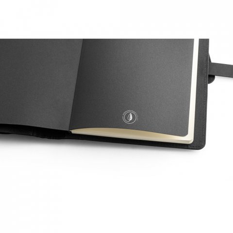 ELEVATE A5 FOLDER. Pasta A5 em 300D poli&eacute;ster 100% reciclado com carregador por indu&ccedil;&atilde;o embutido (5.000 mAh) e bloco com p&aacute;ginas pautadas - Preto