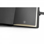 ELEVATE A5 FOLDER. Pasta A5 em 300D poli&eacute;ster 100% reciclado com carregador por indu&ccedil;&atilde;o embutido (5.000 mAh) e bloco com p&aacute;ginas pautadas - Preto