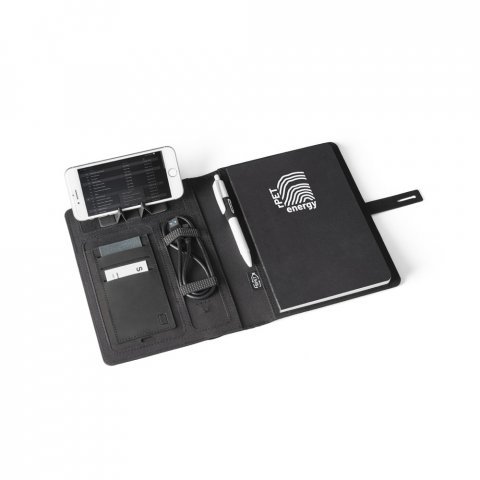 ELEVATE A5 FOLDER. Pasta A5 em 300D poli&eacute;ster 100% reciclado com carregador por indu&ccedil;&atilde;o embutido (5.000 mAh) e bloco com p&aacute;ginas pautadas - Preto
