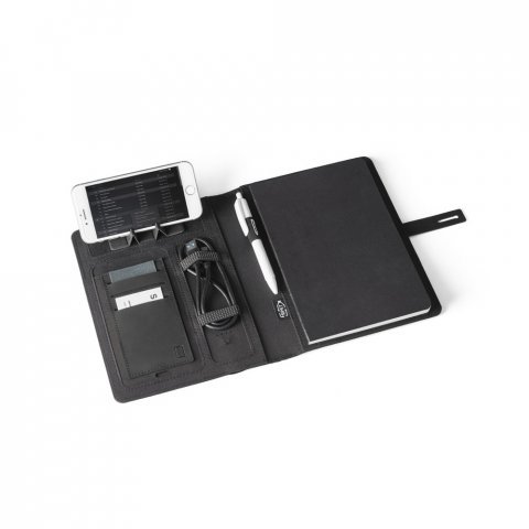 ELEVATE A5 FOLDER. Pasta A5 em 300D poli&eacute;ster 100% reciclado com carregador por indu&ccedil;&atilde;o embutido (5.000 mAh) e bloco com p&aacute;ginas pautadas - Preto
