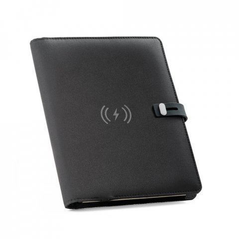 ELEVATE A5 FOLDER. Pasta A5 em 300D poli&eacute;ster 100% reciclado com carregador por indu&ccedil;&atilde;o embutido (5.000 mAh) e bloco com p&aacute;ginas pautadas - Preto