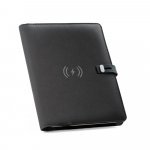 ELEVATE A5 FOLDER. Pasta A5 em 300D poli&eacute;ster 100% reciclado com carregador por indu&ccedil;&atilde;o embutido (5.000 mAh) e bloco com p&aacute;ginas pautadas - Preto