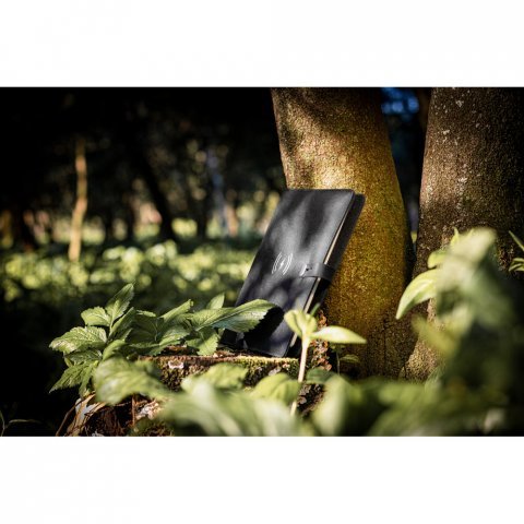 ELEVATE A5 FOLDER. Pasta A5 em 300D poli&eacute;ster 100% reciclado com carregador por indu&ccedil;&atilde;o embutido (5.000 mAh) e bloco com p&aacute;ginas pautadas
