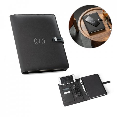 ELEVATE A5 FOLDER. Pasta A5 em 300D poli&eacute;ster 100% reciclado com carregador por indu&ccedil;&atilde;o embutido (5.000 mAh) e bloco com p&aacute;ginas pautadas