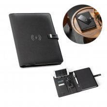 ELEVATE A5 FOLDER. Pasta A5 em 300D poli&eacute;ster 100% reciclado com carregador por indu&ccedil;&atilde;o embutido (5.000 mAh) e bloco com p&aacute;ginas pautadas