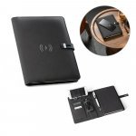 ELEVATE A5 FOLDER. Pasta A5 em 300D poli&eacute;ster 100% reciclado com carregador por indu&ccedil;&atilde;o embutido (5.000 mAh) e bloco com p&aacute;ginas pautadas