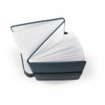HILST. Caderno A5 com capa dura em 80% materiais reciclados estruturado em duas partes: p&aacute;ginas pautadas e p&aacute;ginas lisas - Azul