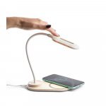 LEZZO. Lumin&aacute;ria de mesa com carregador por indu&ccedil;&atilde;o super-r&aacute;pido (15W), em ABS e fibra de palha de trigo - Natural