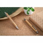 BETA BAMBOO. Caneta esferogr&aacute;fica em bambu com escrita em azul