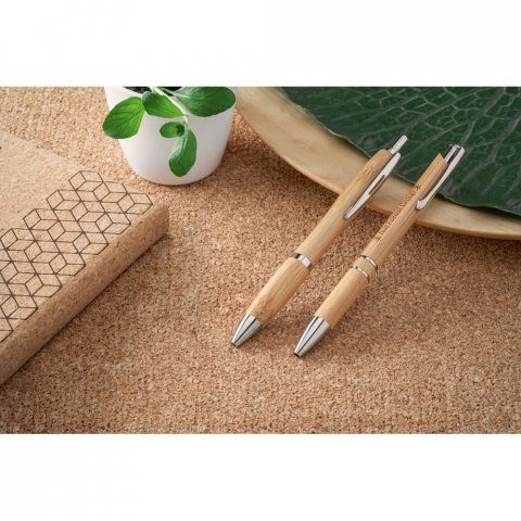 BETA BAMBOO. Caneta esferogr&aacute;fica em bambu com escrita em azul