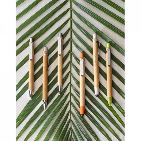 VOLTER. Caneta esferogr&aacute;fica em bambu com escrita em azul