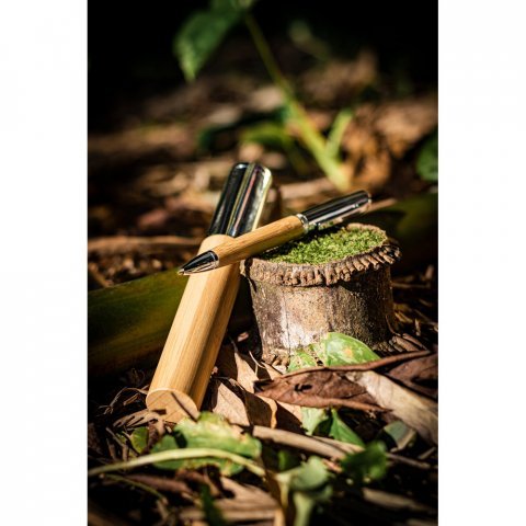 FUJI. Caneta esferogr&aacute;fica em bambu e metal com estojo em ABS e escrita em preto