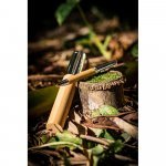 FUJI. Caneta esferogr&aacute;fica em bambu e metal com estojo em ABS e escrita em preto