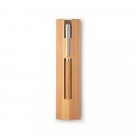 ELYSIA. Caneta roller em a&ccedil;o inox 90% reciclado e bambu com escrita em azul - Natural