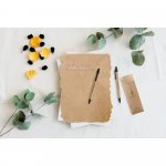 LEAF. Conjunto de caneta esferogr&aacute;fica com escrita em azul e lapiseira em papel kraft