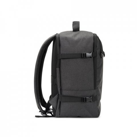 CIES. Mochila desenvolvida para cumprir as dimens&otilde;es exigidas pelas companhias a&eacute;reas em poli&eacute;ster reciclado 600D de alta densidade com acabamento repelente &agrave; &aacute;gua (20 L) - Cinza escuro