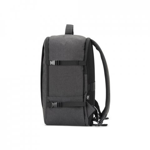 CIES. Mochila desenvolvida para cumprir as dimens&otilde;es exigidas pelas companhias a&eacute;reas em poli&eacute;ster reciclado 600D de alta densidade com acabamento repelente &agrave; &aacute;gua (20 L) - Cinza escuro