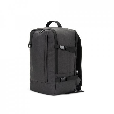CIES. Mochila desenvolvida para cumprir as dimens&otilde;es exigidas pelas companhias a&eacute;reas em poli&eacute;ster reciclado 600D de alta densidade com acabamento repelente &agrave; &aacute;gua (20 L) - Cinza escuro