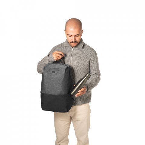 DOUALA. Mochila para notebook (15.6") em 300D 2Tone de alta densiade 2Tone em nylon (17 L) - Preto