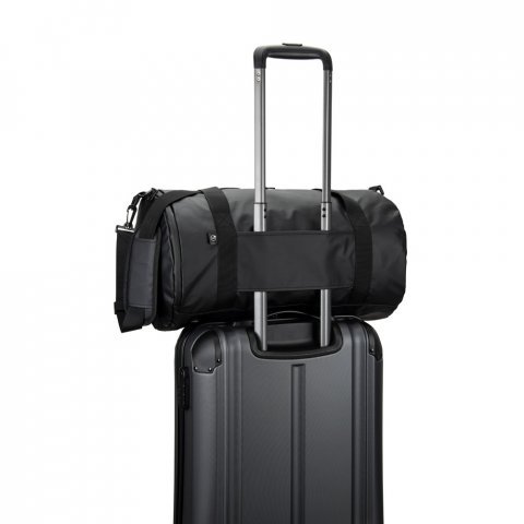 OSASCO SPORT. Bolsa esportiva em formato cil&iacute;ndrico em poli&eacute;ster reciclado 600D de alta densidade com compartimento lateral para sapatos (32 L) - Preto