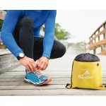 COLMAR. Sacola tipo mochila em 210D com bolso frontal com z&iacute;per e sa&iacute;da para fones