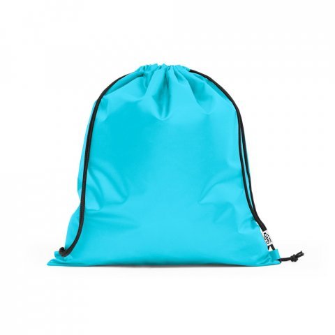 PEMBA. Sacola tipo mochila em poli&eacute;ster reciclado 190T, produzida a partir de pl&aacute;stico reciclado - Azul claro
