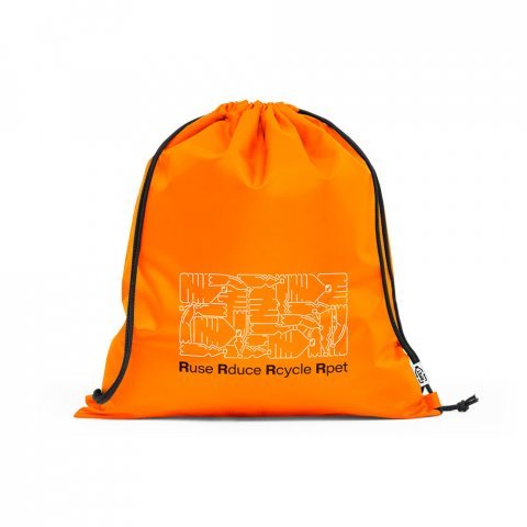 PEMBA. Sacola tipo mochila em poli&eacute;ster reciclado 190T, produzida a partir de pl&aacute;stico reciclado - Laranja