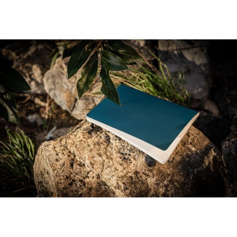QUEIROS. Caderno A5 de capa flex&iacute;vel em papel pedra (620g/m&sup2;)