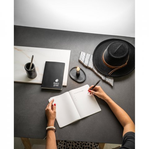 QUEIROS. Caderno A5 de capa flex&iacute;vel em papel pedra (620g/m&sup2;)
