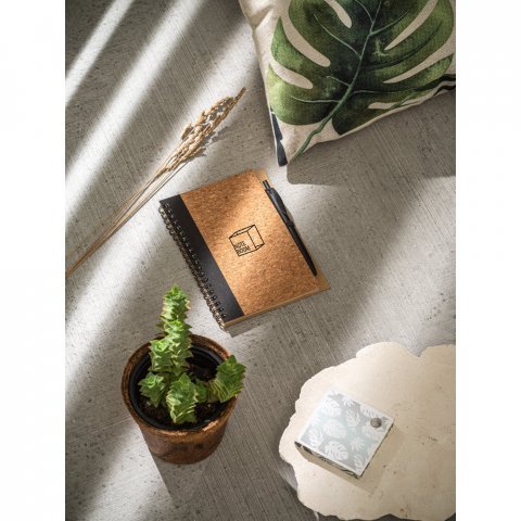 VICENTE. Caderno B6 de capa dura em corti&ccedil;a e PET 100% reciclado, com p&aacute;ginas lisas recicladas