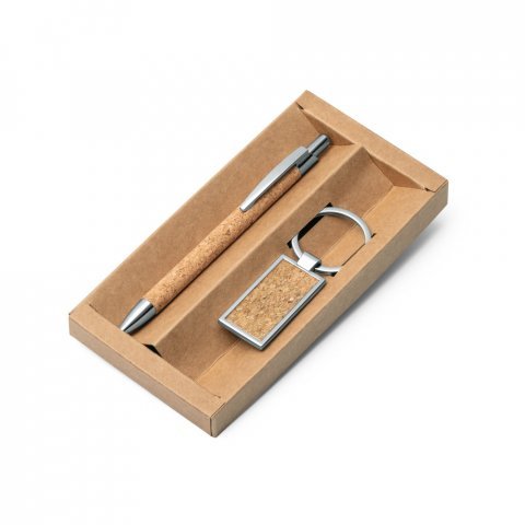 LAVRE. Kit caneta caneta esferogr&aacute;fica e chaveiro em metal com acabamento em corti&ccedil;a - Natural
