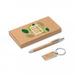 LAVRE. Kit caneta caneta esferogr&aacute;fica e chaveiro em metal com acabamento em corti&ccedil;a - Natural