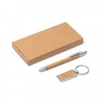 LAVRE. Kit caneta caneta esferogr&aacute;fica e chaveiro em metal com acabamento em corti&ccedil;a - Natural