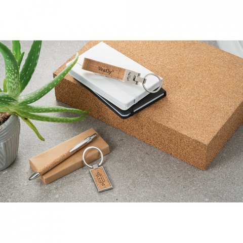 LAVRE. Kit caneta caneta esferogr&aacute;fica e chaveiro em metal com acabamento em corti&ccedil;a