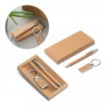LAVRE. Kit caneta caneta esferogr&aacute;fica e chaveiro em metal com acabamento em corti&ccedil;a
