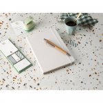 MONDRIAN. Caderno A5 de capa dura em poli&eacute;ster 100% reciclado, com tratamento antibacteriano e p&aacute;ginas pautadas