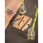 BUARQUE A5. Caderno A5 de capa e contracapa em placa de bambu e lombada em PET 100% reciclado, com p&aacute;ginas pautadas recicladas