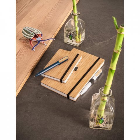 BUARQUE POCKET. Caderno de bolso com capa e contracapa em placa de bambu e lombada em poli&eacute;ster 100% reciclado, com p&aacute;ginas lisas recicladas