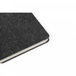 MISHIMA. Caderno A5 de capa semi-r&iacute;gida em feltro 100% reciclado, com p&aacute;ginas pautadas - Cinza escuro