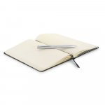 MORAES. Conjunto composto por 1 caderno e 1 caneta esferogr&aacute;fica. Caderno A5 com 160 p&aacute;ginas pautadas e caneta esferogr&aacute;fica com escrita em azul - Cinza claro
