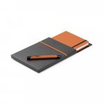 SHAW. Conjunto de caderno A5 e caneta esferogr&aacute;fica com escrita em azul - Laranja