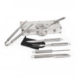 MACE. Kit churrasco em estojo de alum&iacute;nio com luva de cozinha em poli&eacute;ster e 6 utens&iacute;lios em a&ccedil;o inox - Cromado satinado